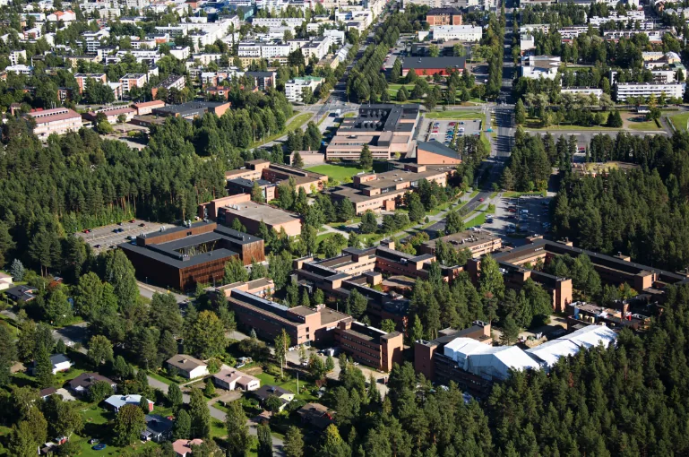 Campus Joensuu của UEF giữa rừng thông