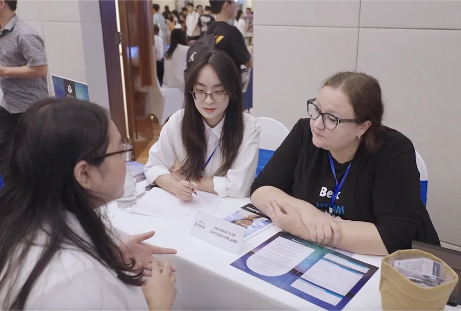 Trao đổi trực tiếp tại bàn tư vấn