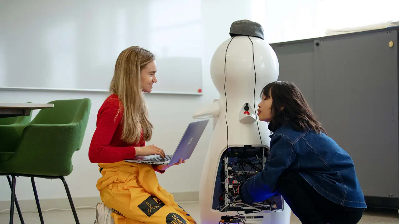 Sinh viên làm việc với robot tại Arcada